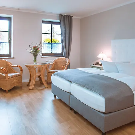 Otel Reetdachhotel - Residenz Am Ostufer Boek